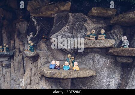 Busan, Südkorea, 12. September 2019: Vielfalt kleiner buddhas in Steinmauer am Haedong Yonggung Tempel Stockfoto