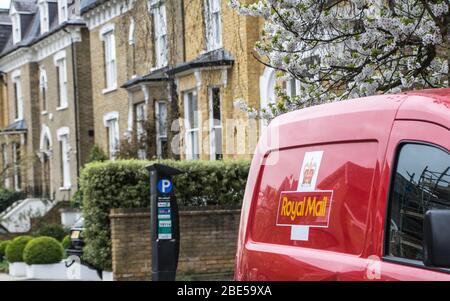 LONDON - MÄRZ 2019: Ein Royal Mail Van parkte auf der Wohnstraße, dem größten Postdienst und Kurierdienst Großbritanniens Stockfoto