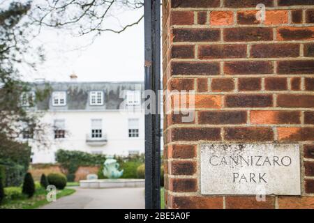 LONDON - MÄRZ 2019: Cannizaro Park von Wimbledon Common, ein schöner öffentlicher Park, der für seine attraktiven Ziergärten und seinen Teich bekannt ist Stockfoto