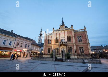 NOVI SAD, SERBIEN - 26. NOVEMBER 2016: Vladicanski Dvor, der Bischofspalast mit seiner typisch österreichisch-ungarischen Architektur, mit Saborna crk Stockfoto