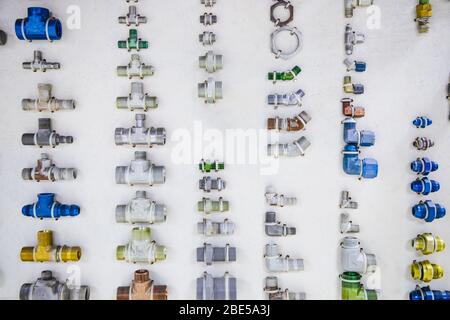 Bunte Rohr Kreuzung auf dem Display im Baumarkt Stockfoto