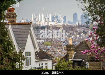 Straße der Hausdächer in Wimbledon mit Blick auf die City of London-Südwesten London - Großbritannien Stockfoto