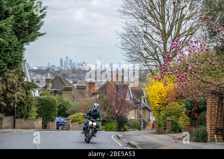 Straße der Hausdächer in Wimbledon mit Blick auf die City of London-Südwesten London - Großbritannien Stockfoto