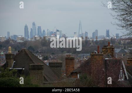 Straße der Hausdächer in Wimbledon mit Blick auf die City of London-Südwesten London - Großbritannien Stockfoto