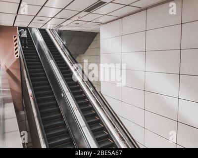 Lange Rolltreppe zur tiefen U-Bahn-Station im Stadtgebiet oder in der Hauptstadt Stockfoto