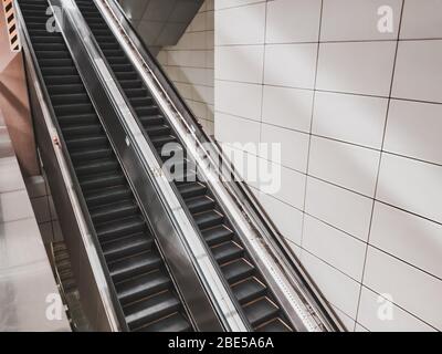 Lange Rolltreppe zur tiefen U-Bahn-Station im Stadtgebiet oder in der Hauptstadt Stockfoto
