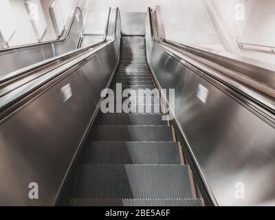 Industrial Escalator hinunter zur U-Bahn-Station. Kann in städtischen Bereich oder Hauptstadt gesehen werden. Stockfoto