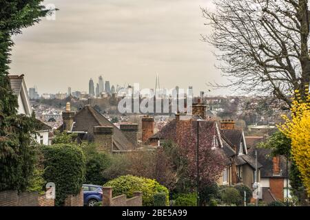 Straße der Hausdächer in Wimbledon mit Blick auf die City of London-Südwesten London - Großbritannien Stockfoto