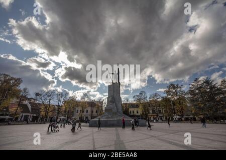 KRALJEVO, SERBIEN - 10. NOVEMBER 2019: Denkmal für den serbischen Soldaten, genannt Milutin, auf dem Hauptplatz von Kralevo, Trg SRPSKIH Ratnika, ein großes lan Stockfoto