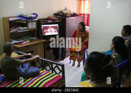 Dhaka, Bangladesch. April 2020. Während der Osterfeiertage, an der die Coronavirus-Blockierung in Dhaka teilnimmt, nehmen Katholiken aus Bangladesch per Online-Live-Streaming an einer Messe Teil.Bangladesch hat 621 Fälle bestätigt, davon 34 Todesfälle durch Coronavirus (COVID-19), so die IEDCR-Beamten. Quelle: SOPA Images Limited/Alamy Live News Stockfoto
