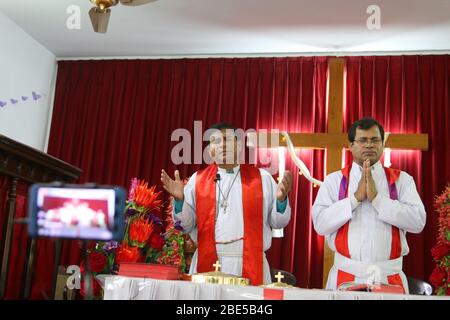 Dhaka, Bangladesch. April 2020. Katholische Priester aus Bangladesch beten während Ostern inmitten der Sperrung des Coronavirus in der Kirche des Heiligen Herzens Jesu in Dhaka.Bangladesch hat 621 Fälle bestätigt, davon 34 Todesfälle durch Coronavirus (COVID-19), so die IEDCR-Beamten. Quelle: SOPA Images Limited/Alamy Live News Stockfoto