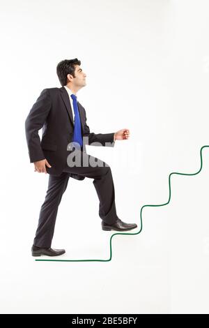 Mann mit Anzug Klettern in Linie Zeichnung Treppe isoliert auf weißem Hintergrund Stockfoto