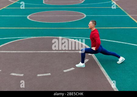 Ein Mann biegt seine Beinmuskeln vor dem Laufen. Gesundes Lifestyle-Konzept. Stockfoto