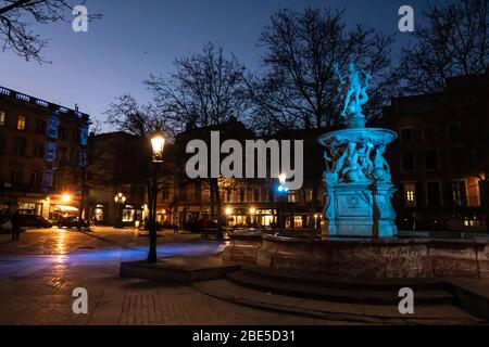 Place Carnot in der Abenddämmerung, Carcassonne, Haute Garonne, Frankreich Stockfoto