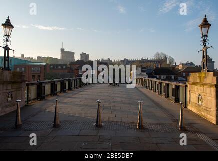 Eton, Windsor, Großbritannien. April 2020. Windsor Bridge ist verlassen, da Einheimische und Touristen an Regierungsempfehlungen festhalten, um an diesem Feiertagswochenende zu Hause zu bleiben. Kredit: Maureen McLean/Alamy Live News Stockfoto