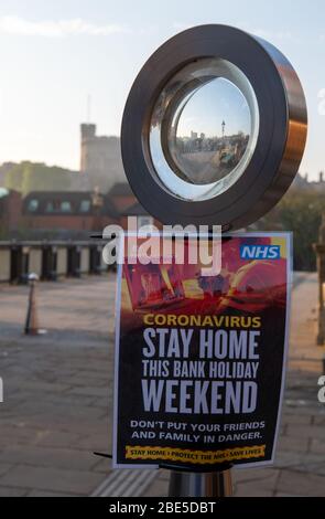 Eton, Windsor, Großbritannien. April 2020. Bleiben Sie zu Hause an diesem Wochenende Bank Holiday Zeichen auf Windsor Bridge. Kredit: Maureen McLean/Alamy Live News Stockfoto