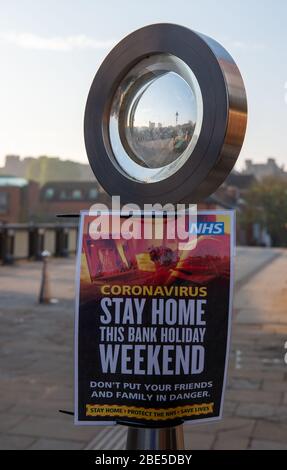 Eton, Windsor, Großbritannien. April 2020. Bleiben Sie zu Hause an diesem Wochenende Bank Holiday Zeichen auf Windsor Bridge. Kredit: Maureen McLean/Alamy Live News Stockfoto