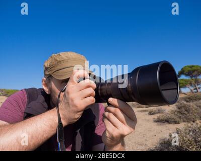 Pictyre eines Fotografen in der Savanne, der ein Foto von einem wilden Leben eines Tieres nimmt. Nahaufnahme des Fotos. Stockfoto