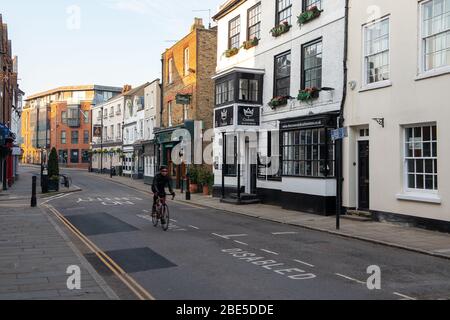 Eton, Windsor, Großbritannien. April 2020. Ein Radfahrer ignoriert die No Entry-Zeichen im Einbahnstraßenabschnitt der Eton High Street. Kredit: Maureen McLean/Alamy Live News Stockfoto