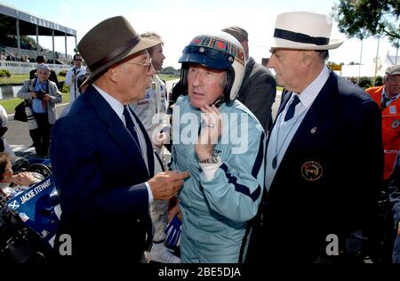 Sir Stirling Moss stirbt am Ostersonntag 2020. Von links nach rechts Sir Stiling Moss, Jackie Stewart und Jack Brabham an der Startlinie vor einem Goodwood Revival Rennen am 18. September 2005. Stockfoto