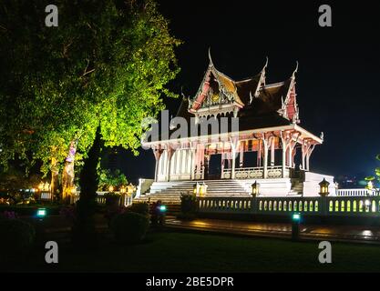Bei Nacht wurde Wat Sam Phraya in Bangkok beleuchtet Stockfoto