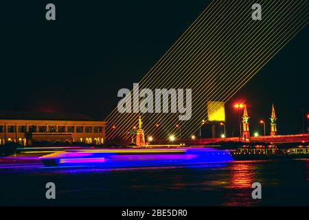 Beleuchtete Rama VIII Brücke bei Nacht. Es ist eine Kabelbrücke über den Chao Phraya Fluss in Bangkok, Thailand Stockfoto