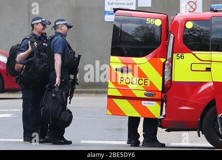 Polizei verlässt das St Thomas' Hospital im Zentrum von London. Downing Street sagte, Boris Johnson würde eine Pause von der Arbeit haben, während er sich erholt nach der Entscheidung, ihn aus dem Krankenhaus zu entlassen. Stockfoto