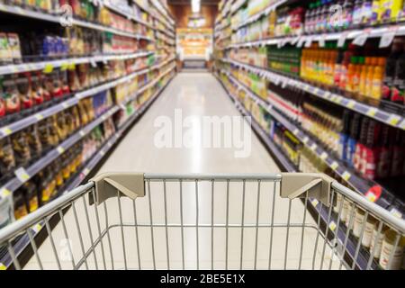 Warenkorb im leeren Supermarkt während der covid-19 Quarantien. Stockfoto