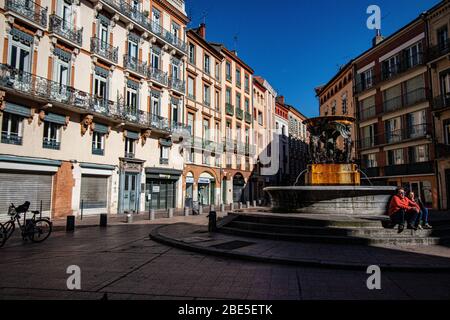 Pärchen an einem Brunnen, Toulouse, Frankreich Stockfoto