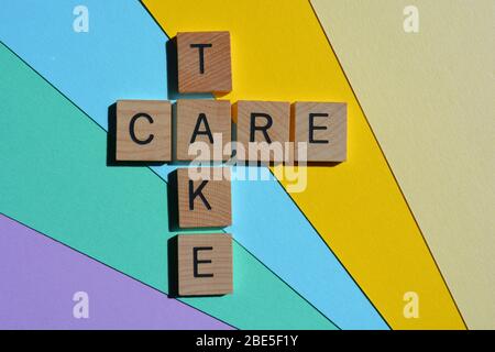 Take Care, Kreuzworträtsel in 3d-Holz-Alphabet Buchstaben Stockfoto