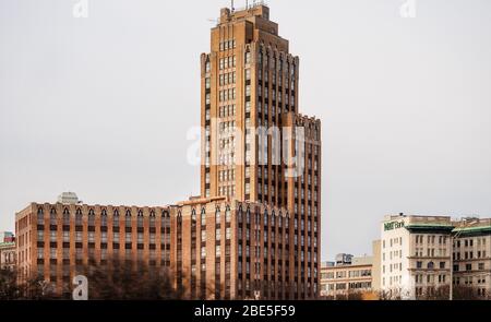 Syracuse, New York, USA. 12. April 2020. Blick auf das State Tower Building in der Innenstadt von Syrakus von der Interstate 690 Stockfoto