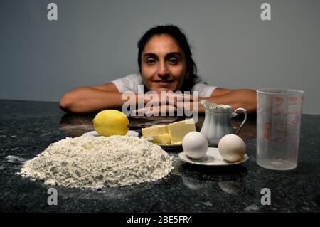 Zubereitung köstlicher Süßigkeiten Dinge für die Familie in der Quarantäne für den Coronavirus COVID 19 Stockfoto