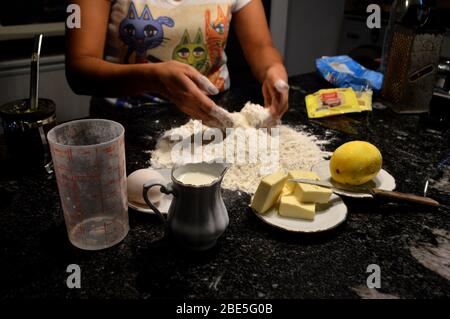 Zubereitung köstlicher Süßigkeiten Dinge für die Familie in der Quarantäne für den Coronavirus COVID 19 Stockfoto