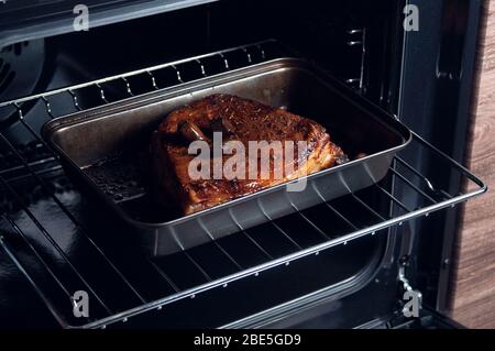 Gegrillte Schweinerippchen im Ofen. Fleisch aus dem Ofen. Fertigfleisch. Fleisch grillen Stockfoto