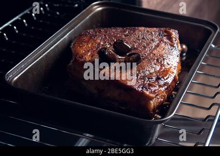 Gegrillte Schweinerippchen im Ofen. Fleisch aus dem Ofen. Fertigfleisch. Fleisch grillen Stockfoto