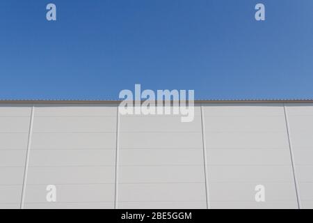 Bau von Gebäuden mit Schnellbautechnik unter Verwendung von Sandwichpaneelen. Stockfoto