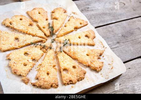 Hausgemachte Käsekekse. Käsekekse, hausgemachte gesunde Backwaren. Käse und Weißwein. Stockfoto