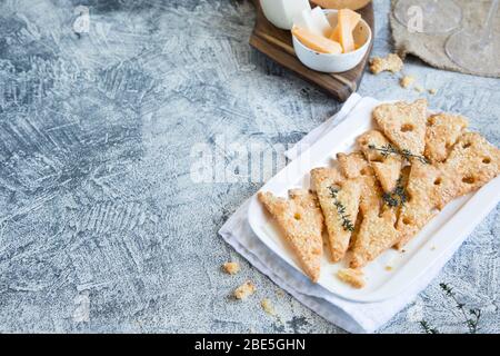 Hausgemachte Käsekekse. Käsekekse, hausgemachte gesunde Backwaren. Käse und Weißwein. Stockfoto