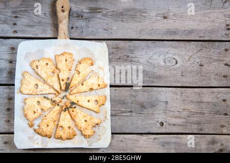 Hausgemachte Käsekekse. Käsekekse, hausgemachte gesunde Backwaren. Käse und Weißwein. Stockfoto