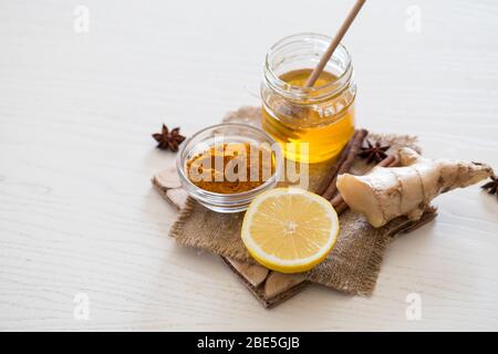 Zutaten für Kurkuma Tee Getränke für Schönheit und Gesundheit. Würzig gesund Haldi Stockfoto