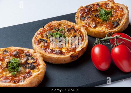 Nahaufnahme des Frühstücksplatten und frischer Tomaten. Hausgemachte Kuchen zum Frühstück. Stockfoto