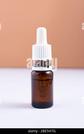 Naturkosmetik Konzept, isolierte Glasflasche mit Hyaluronsäure Stockfoto