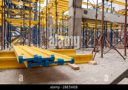 Ausrüstung in Form von Holzbalken zur Befestigung der Schalung in monolithischen Bauwerken Stockfoto