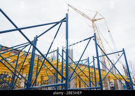 Ausrüstung in Form von Holzbalken zur Befestigung der Schalung in monolithischen Bauwerken Stockfoto