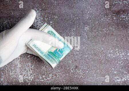 Russische Rubel mit den Händen in weißen Handschuhen zählen. Geldberechnung Stockfoto
