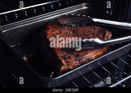 Gegrillte Schweinerippchen im Ofen. Fleisch aus dem Ofen. Fertigfleisch. Stockfoto
