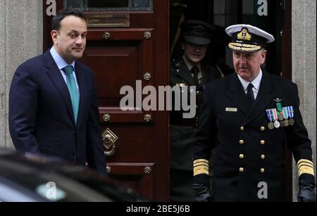Ein Taoiseach Leo Varadkar (links) mit Vizeadmiral Mark Mellett, Stabschef der irischen Verteidigungskräfte, verließ das GPO im Stadtzentrum von Dublin nach dem jährlichen Osterfeiertag 1916, der wegen des Coronavirus im Innenhof des Gebäudes stattfand. Stockfoto