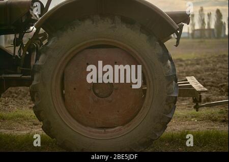 Rad des landwirtschaftlichen Traktors Stockfoto