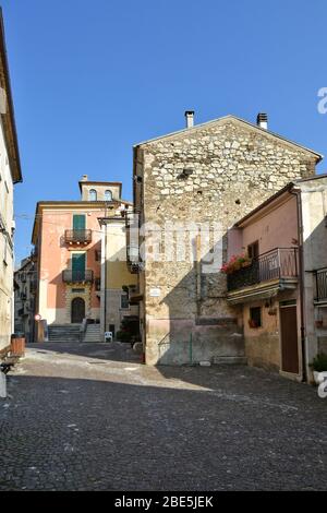 Eine enge Straße zwischen den alten Häusern von Castrovalva, einer Stadt in der Region Abruzzen, Italien Stockfoto