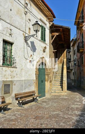 Eine enge Straße zwischen den alten Häusern von Castrovalva, einer Stadt in der Region Abruzzen, Italien Stockfoto